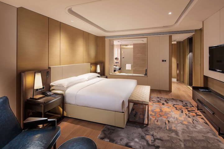 Room 18 of 100