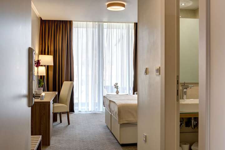 Room 28 of 136