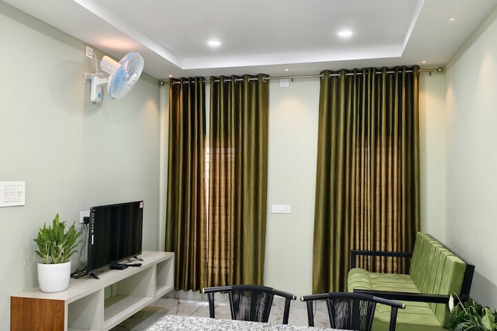 Room 5 of 9