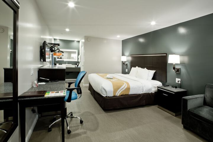 1 King Bed (5 of 6)