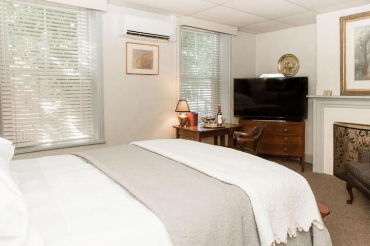 1 Queen Bed (5 of 5)