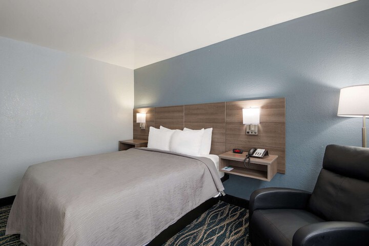 Queen Bed Accessible (8 of 11)