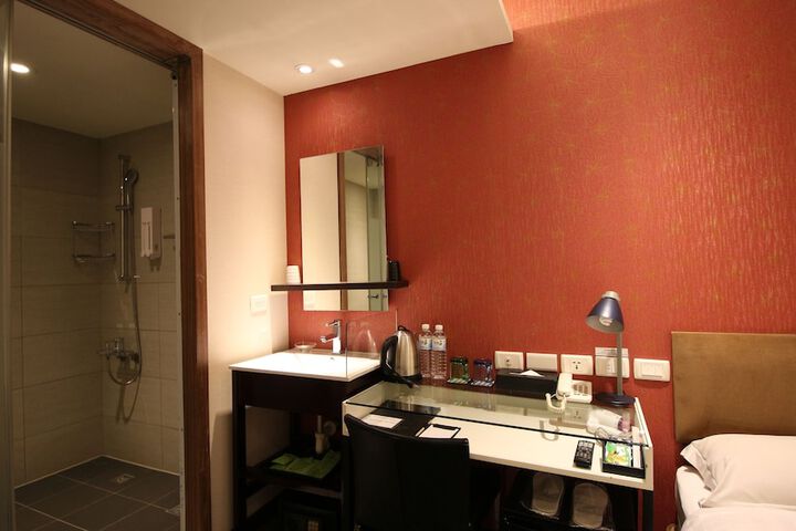 Room 26 of 65