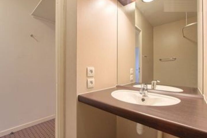 Room 2 of 6
