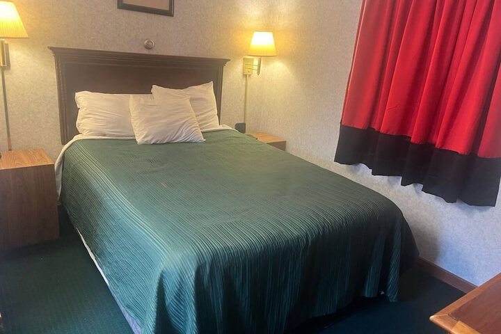 1 Queen Bed (7 of 15)