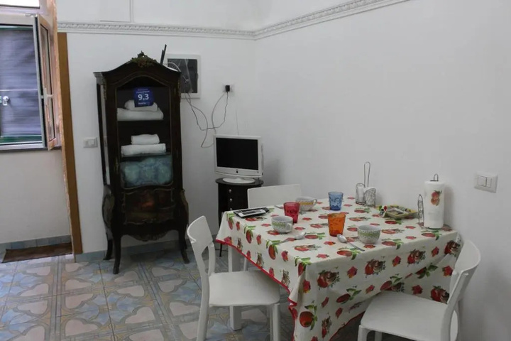 Room 3 of 10
