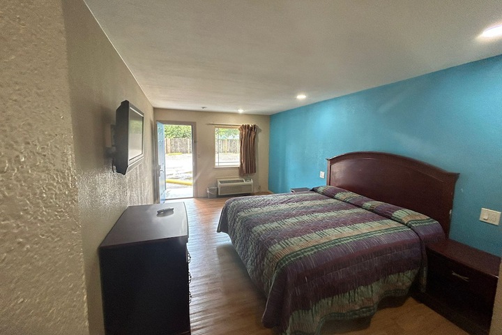 Room 15 of 33