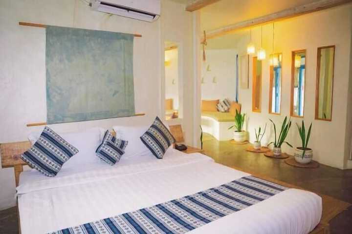 Room 4 of 8