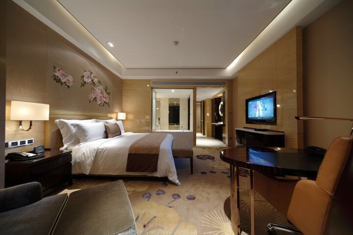 Room 8 of 100