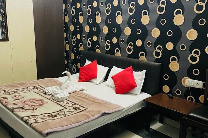 Room 4 of 16