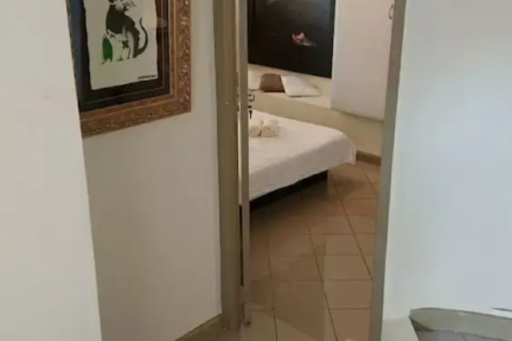 Room 9 of 18