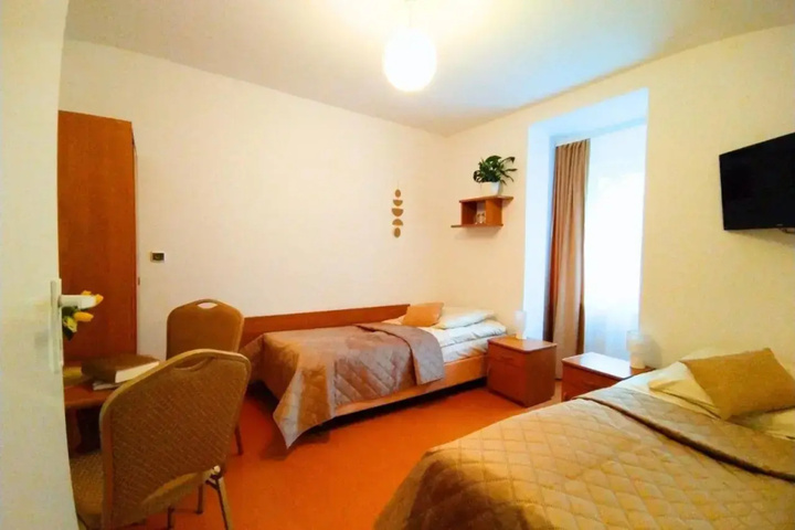 Room 5 of 11