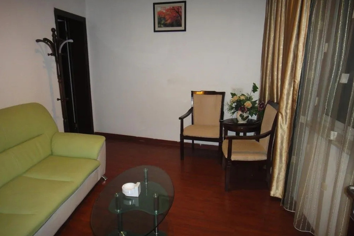 Room 6 of 18