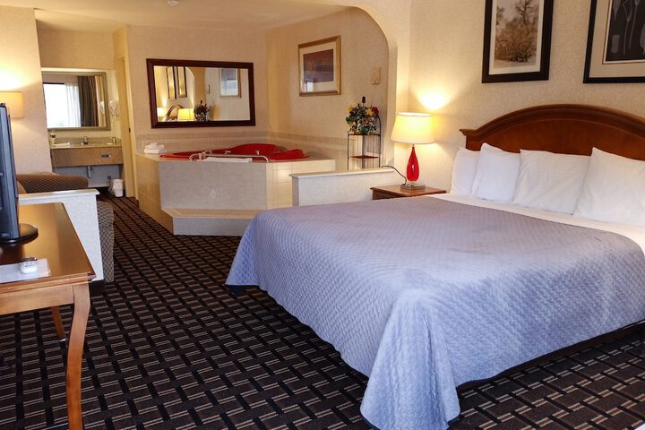 1 King Bed (4 of 13)