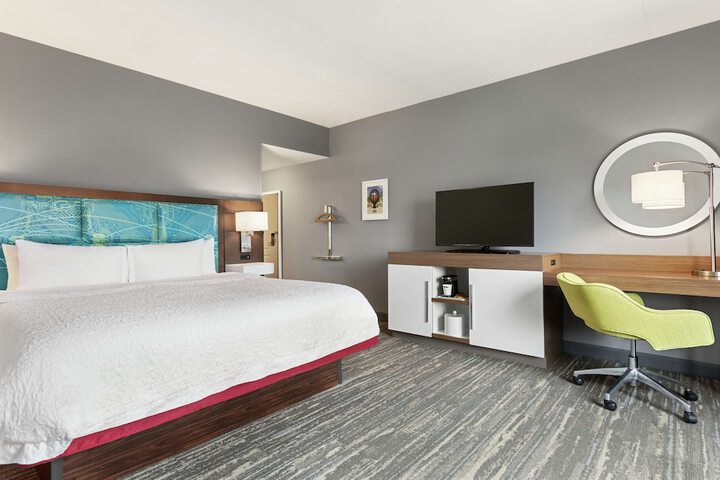 1 King with Glass Shower Hot Breakfast (2 of 6)