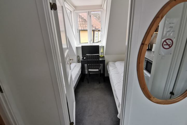 Room 4 of 25