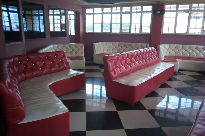 Lounge 11 of 16