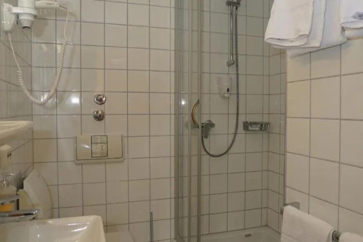 Room 8 of 15