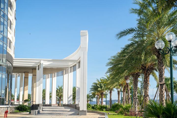 Hotel Exterior 74 of 80