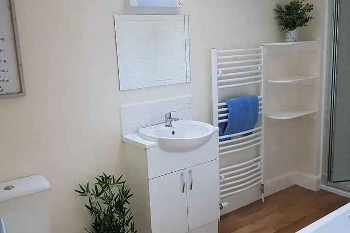 Room 6 of 12