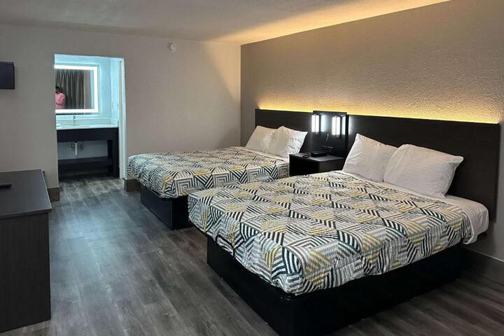 1 Queen Bed Micfridge (3 of 14)