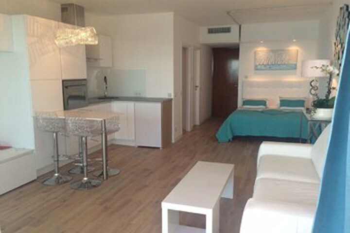 Room 8 of 20