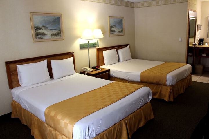 2 Queen Beds (3 of 4)