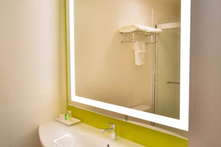 Standard Double Room 2 Queen Beds (2 of 9)