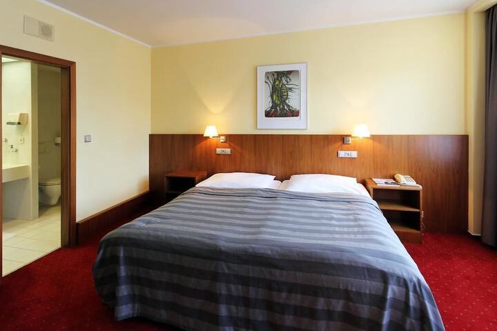 Room 4 of 77