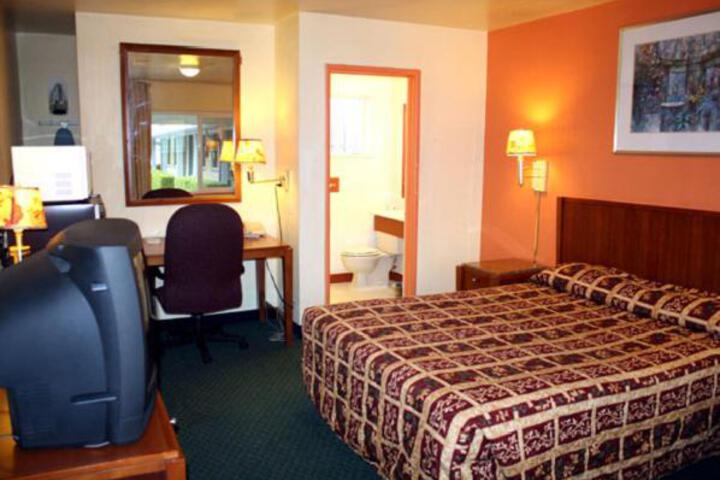 1 Queen Bed (3 of 6)