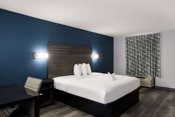 1 King Bed (4 of 6)