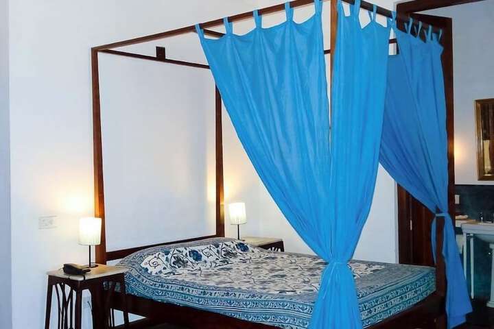 Room 4 of 33