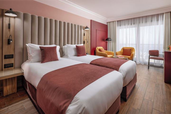 Room 42 of 148