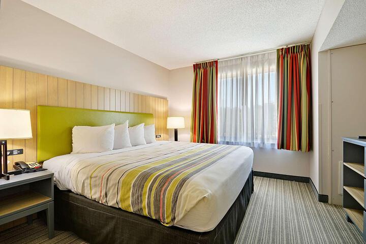 1 King Bed (3 of 11)