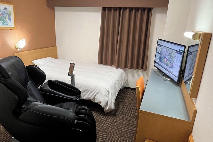 Room 2 of 8