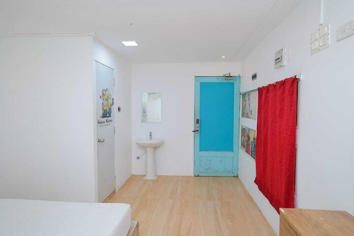 Room 10 of 38