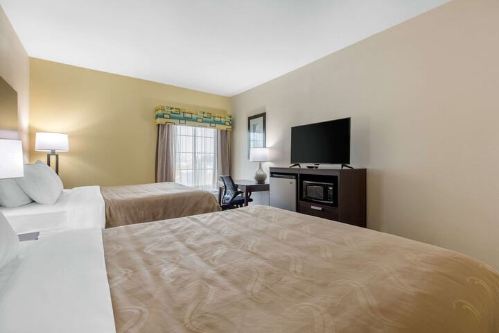 2 Queen Beds (7 of 8)