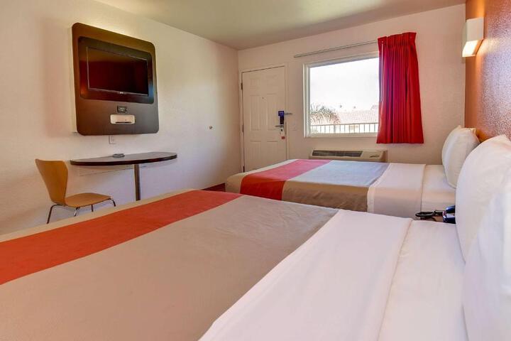 1 Queen Bed (7 of 9)
