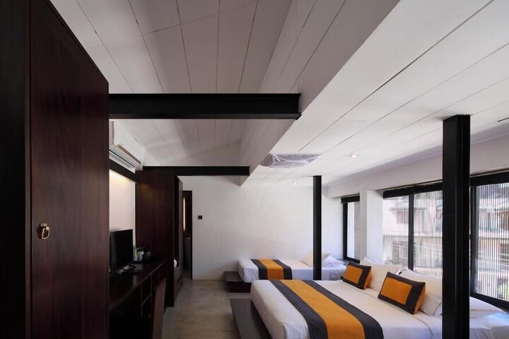 Room 13 of 33