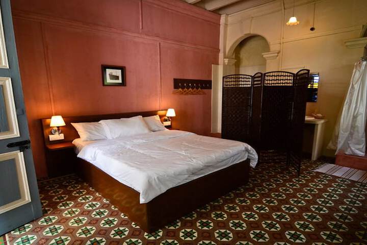 Room 6 of 37