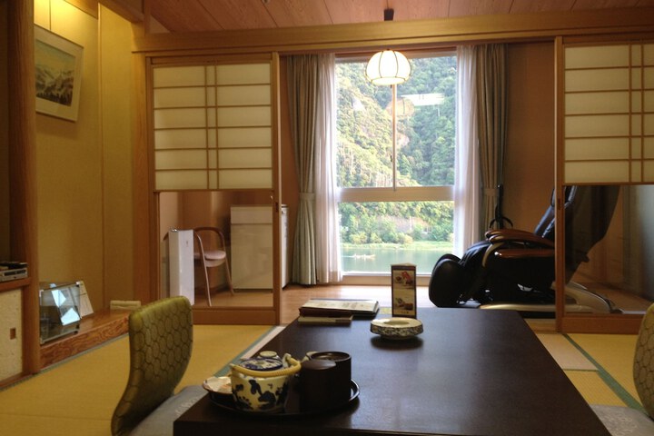Room 6 of 105