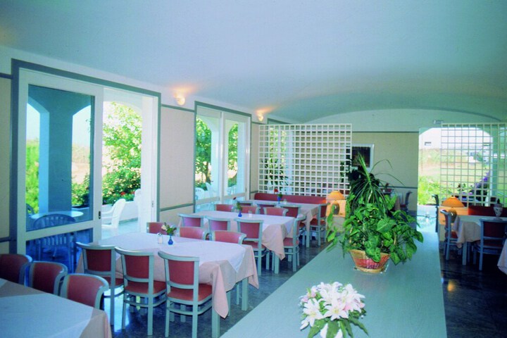 Dining 68 of 136