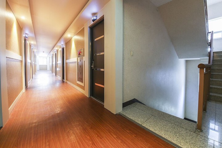 Ballroom/Hall 23 of 28