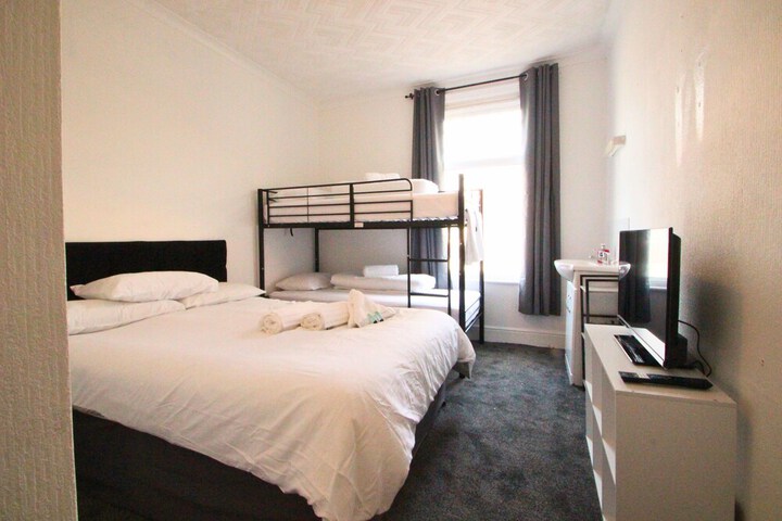 Room 5 of 17