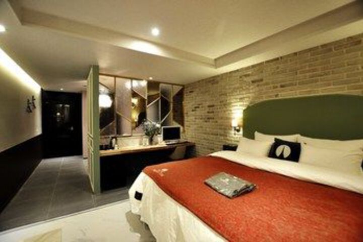 Room 16 of 76
