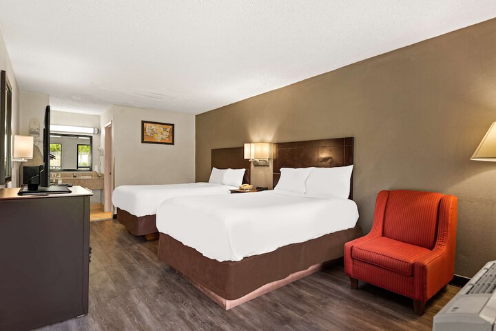 2 Double Beds (8 of 10)