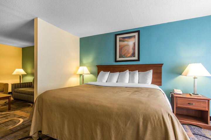 Suite 2 Queen Beds (1 of 4)