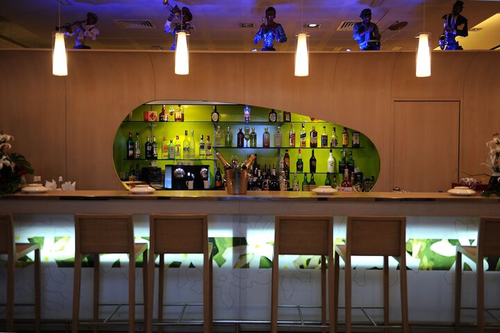 Lounge 94 of 143