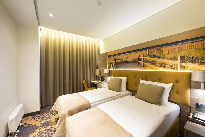 Room 12 of 80