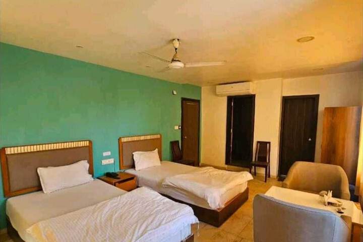 Room 4 of 9